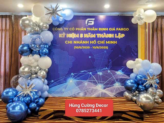 Backdrop kết hợp logo – slogan – ngày khai trương