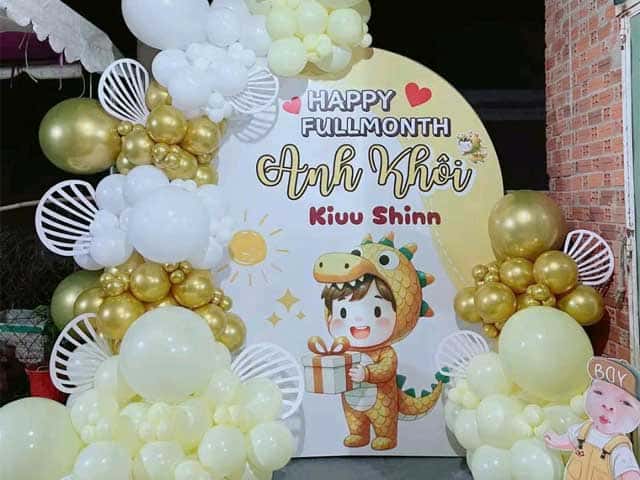 backdrop tông vàng tiệc sinh nhật cho bé