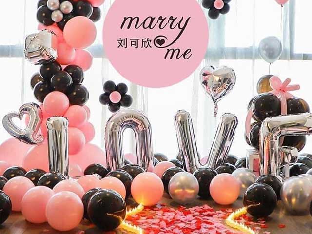 Trang trí bong bóng cưới với hoa hồng