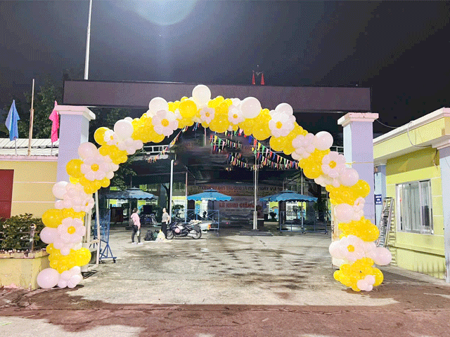Cổng Bóng Khai Trương Tông Màu Trắng Vàng TPHCM Cổng Bóng Khai Trương Tông Màu Trắng Vàng TPHCM