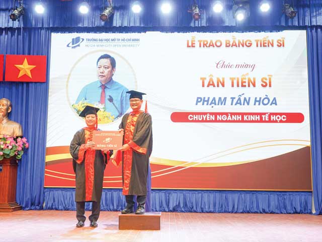 Lễ trao bằng tốt nghiệp trường Đại Học Mở