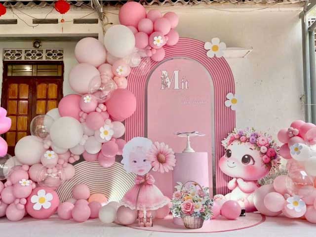 Mẫu backdrop sinh nhật cho bé gái tông hồng pastel