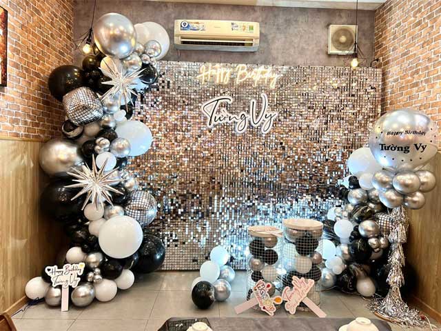 Mẫu backdrop sinh nhật với rèm sequin lấp lánh