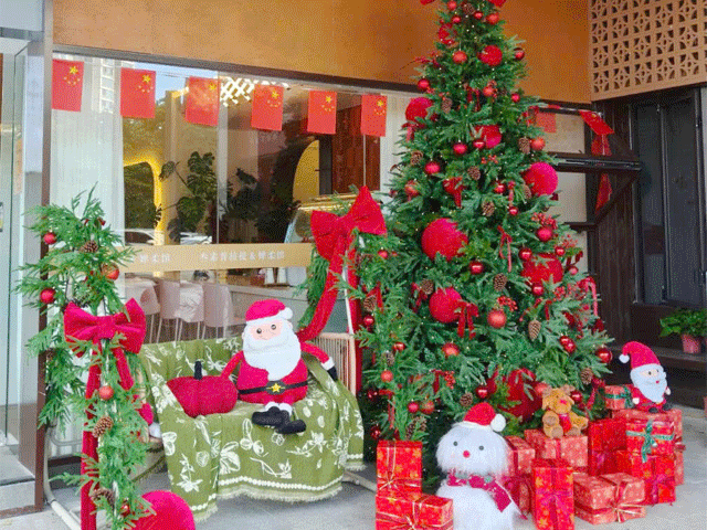 Thi Công Cây Thông Noel Tại Hùng Cường Decor
