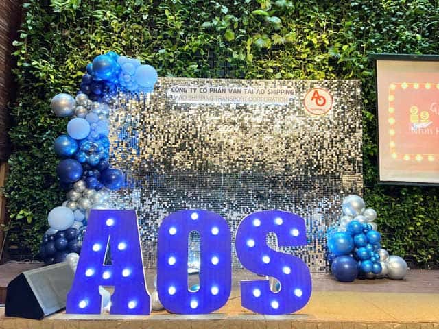 Trang trí tiệc tất niên với backdrop