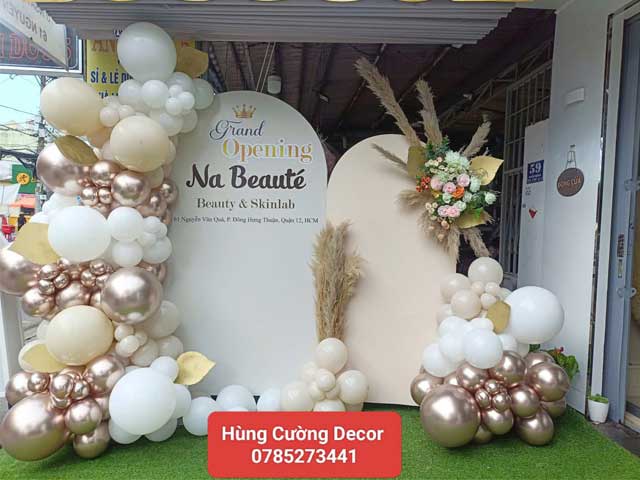 Mẫu cổng bong bóng khai trương kết hợp hoa tươi 