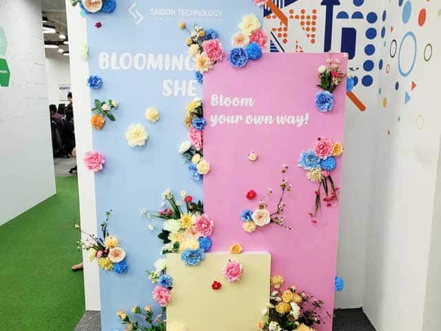 Trang trí backdrop 8/3 với hoa lụa