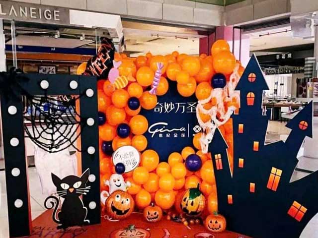 Trang trí backdrop Halloween bằng bong bóng