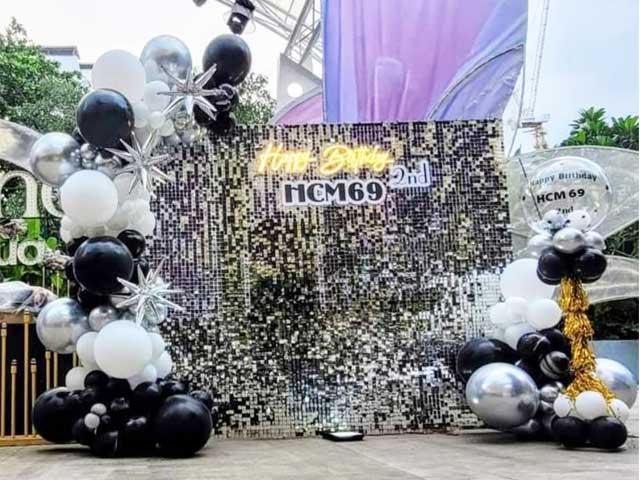 Trang trí tiệc sinh nhật ngoài trời với rèm sequin