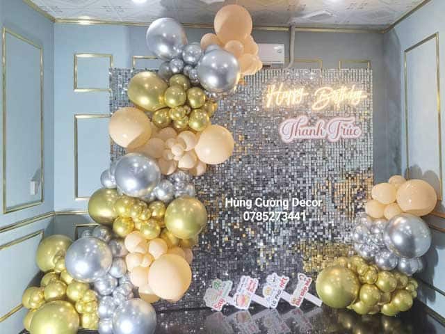 Mẫu backdrop 8/3 lung linh với rèm sequin