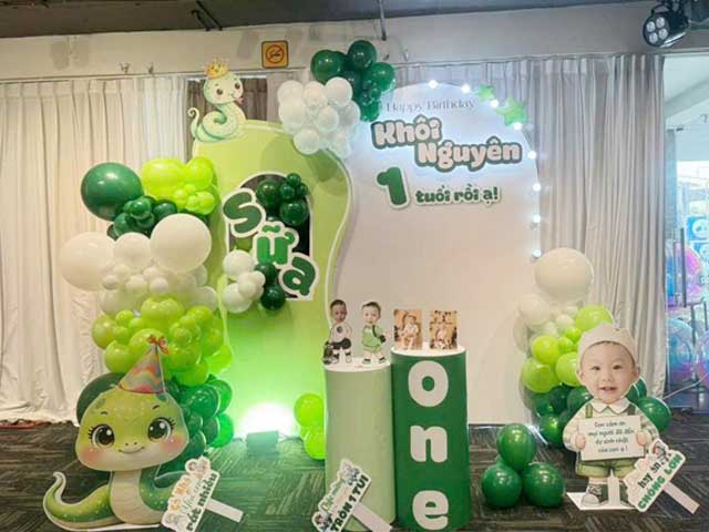 Trang trí bong bóng decor thôi nôi bé Tỵ Trang trí bong bóng decor thôi nôi bé Tỵ