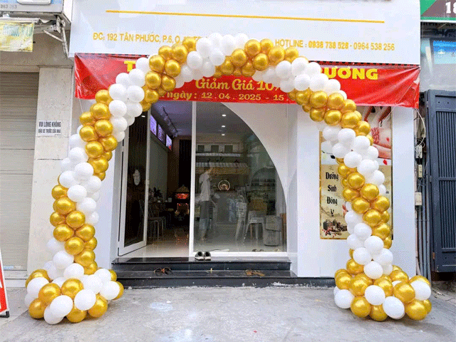 Trang trí cổng bóng xoắn đơn giản 2 màu