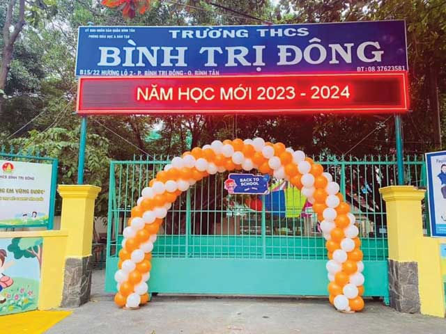 Trang trí cổng chào bong bóng đơn giản cho trường học