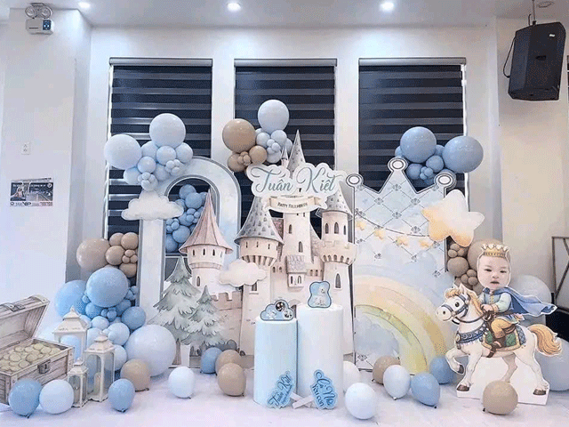 Trang trí sinh nhật bé rắn chủ đề hoàng gia