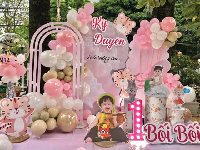 Trang trí sinh nhật cho bé gái tuổi Dần tông hồng pastel