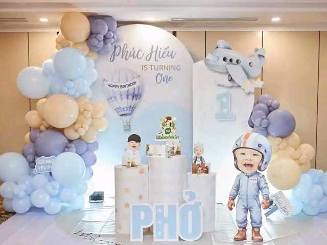 Trang trí tiệc thôi nôi bé trai tuổi Thìn tại nhà ấn tượng Trang trí tiệc thôi nôi bé trai tuổi Thìn tại nhà ấn tượng