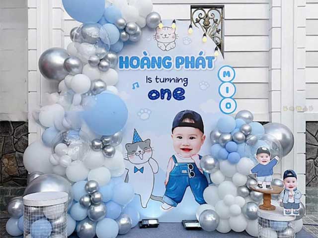 Trang trí bong bóng tiệc thôi nôi bé tuổi Rồng độc đáo Trang trí bong bóng tiệc thôi nôi bé tuổi Rồng độc đáo