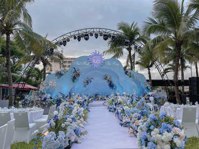 Trang trí tiệc cưới lãng mạn với hoa tươi