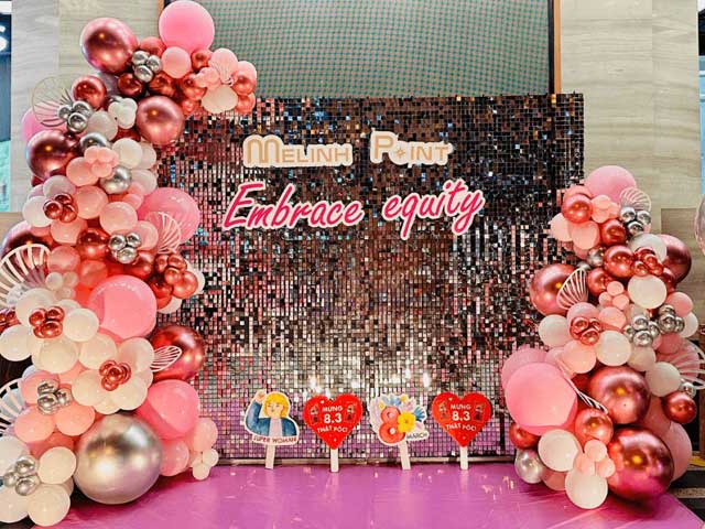 Ý tưởng backdrop sinh nhật với rèm sequin