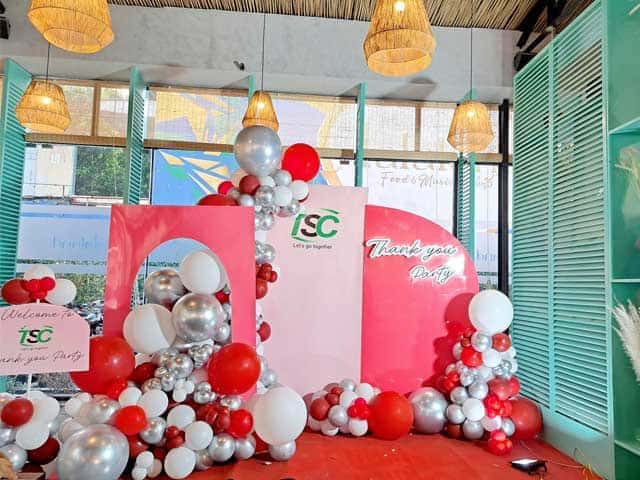 Backdrop tiệc cuối năm phong cách cổ điển/hiện đại Backdrop tiệc cuối năm phong cách cổ điển/hiện đại